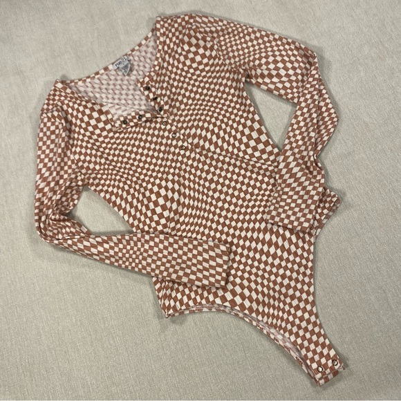 Rue21 Tops - Rue21 Y2K Tan and White Long Sleeve Wavy Checkered Bodysuit Button Check Snap